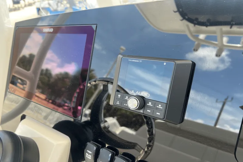 Slide: The Image of Boston Whaler 250 Dauntless 2025 - 16