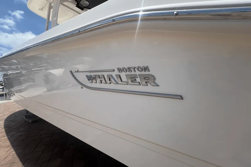 Slide: The Image of Boston Whaler 250 Dauntless 2025 - 25