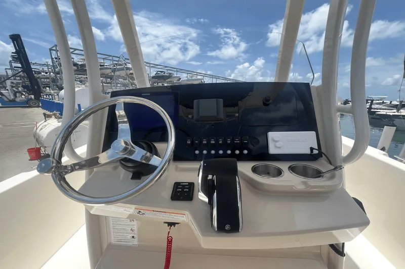 Slide: The Image of Boston Whaler 250 Dauntless 2025 - 32