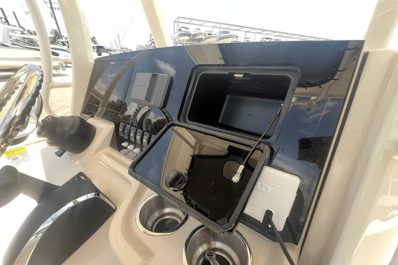Slide: The Image of Boston Whaler 250 Dauntless 2025 - 34