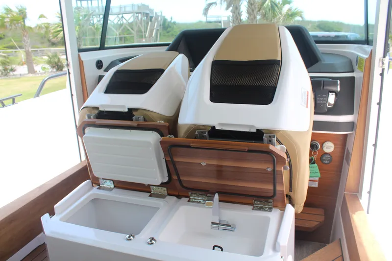 Slide: The Image of Axopar 28 CABIN 2021 - 17