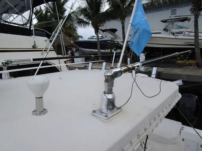 Slide: The Image of 2007 Fountain 38 Tournament Edition with blue flag and antenna. - 25