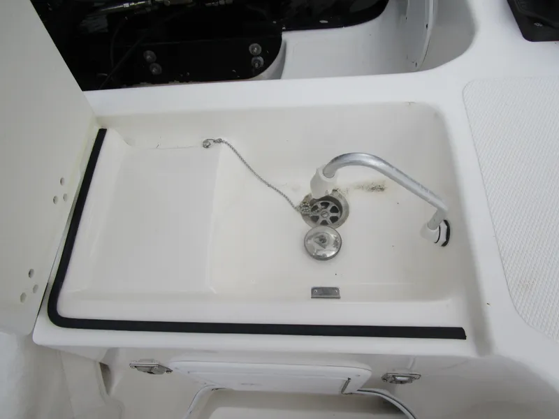 Slide: The Image of Sink on a 2007 Fountain 38 Tournament Edition boat. - 28