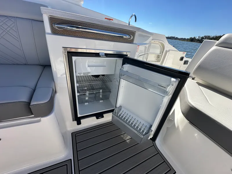 Slide: The Image of Sea Ray SDX 290 Outboard 2026 - 14