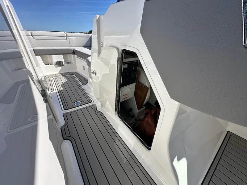 Slide: The Image of Sea Ray SDX 290 Outboard 2026 - 26