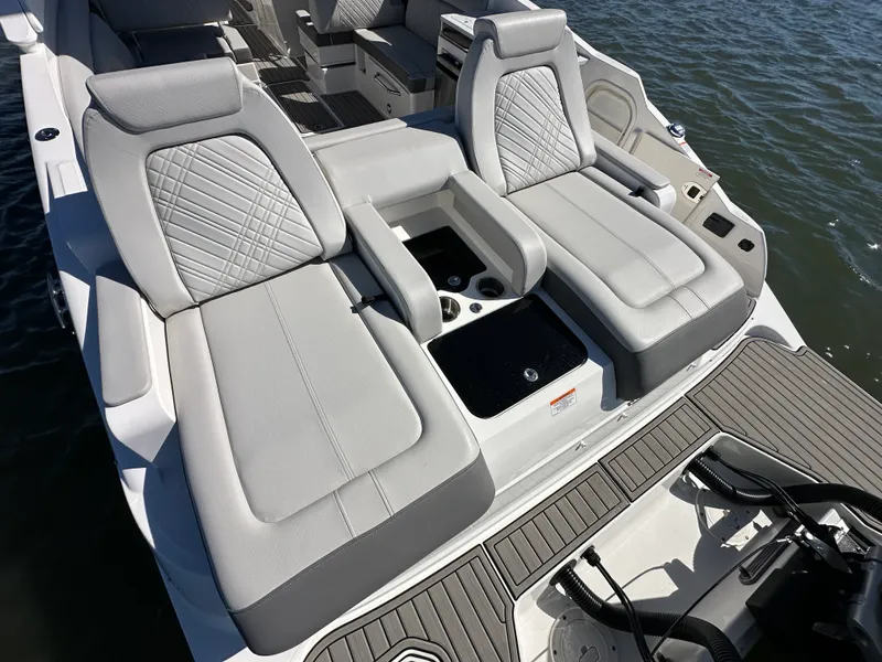 Slide: The Image of Sea Ray SDX 290 Outboard 2026 - 7