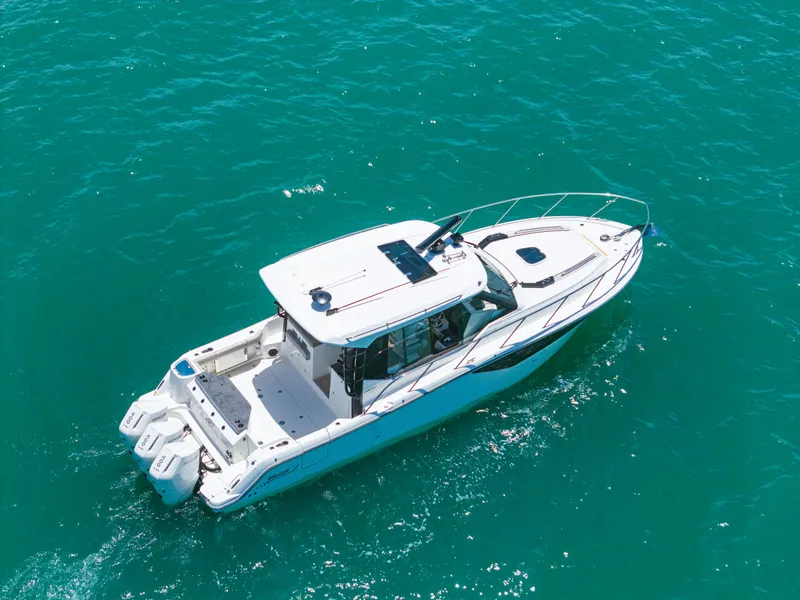 Slide: The Image of Boston Whaler 365 CONQUEST 2025 - 15