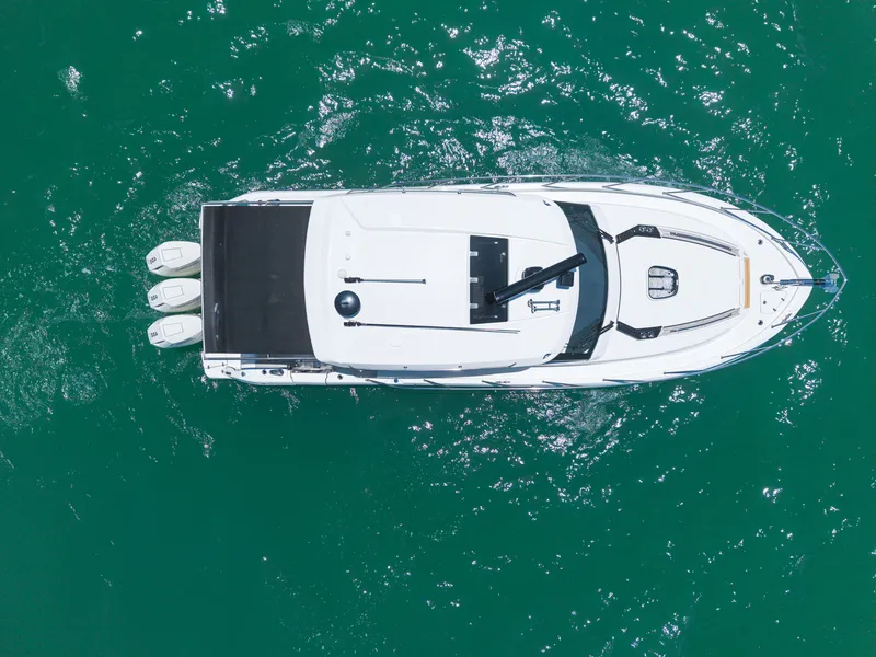 Slide: The Image of Boston Whaler 365 CONQUEST 2025 - 16