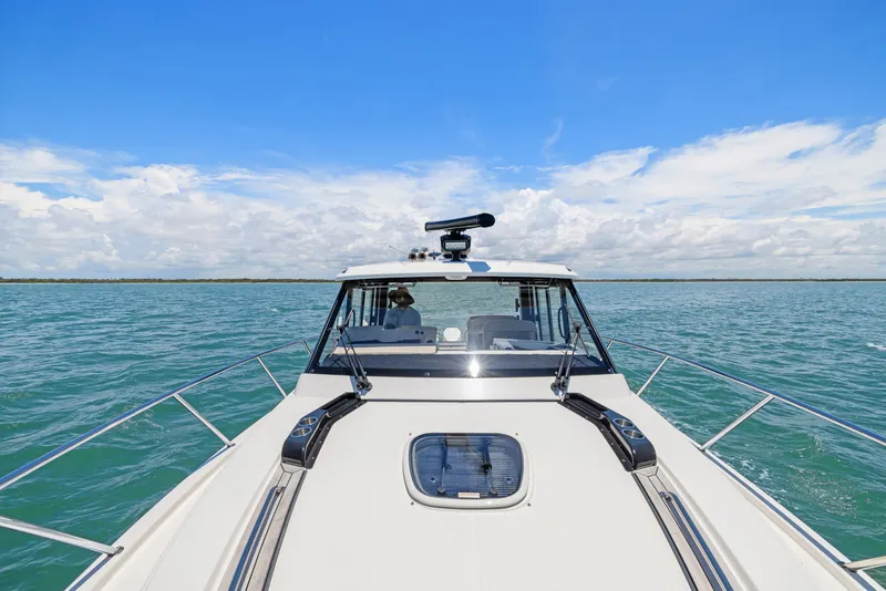 Slide: The Image of Boston Whaler 365 CONQUEST 2025 - 17