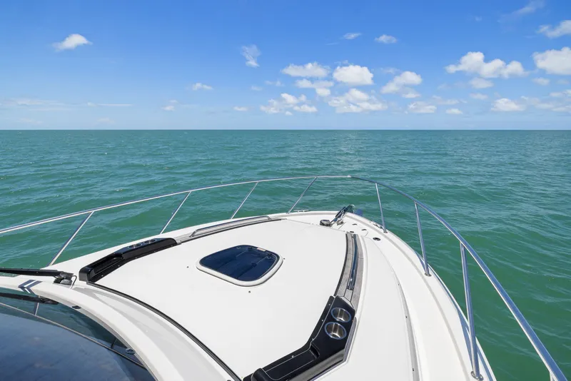 Slide: The Image of Boston Whaler 365 CONQUEST 2025 - 18