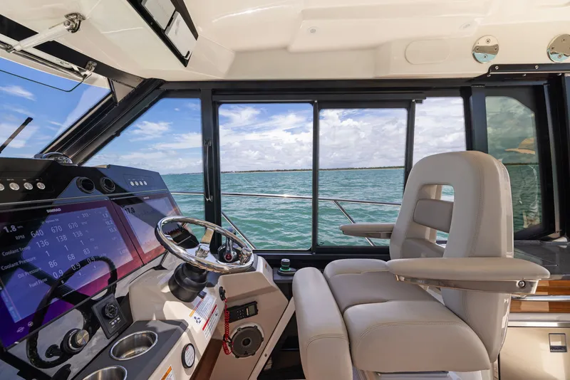 Slide: The Image of Boston Whaler 365 CONQUEST 2025 - 20