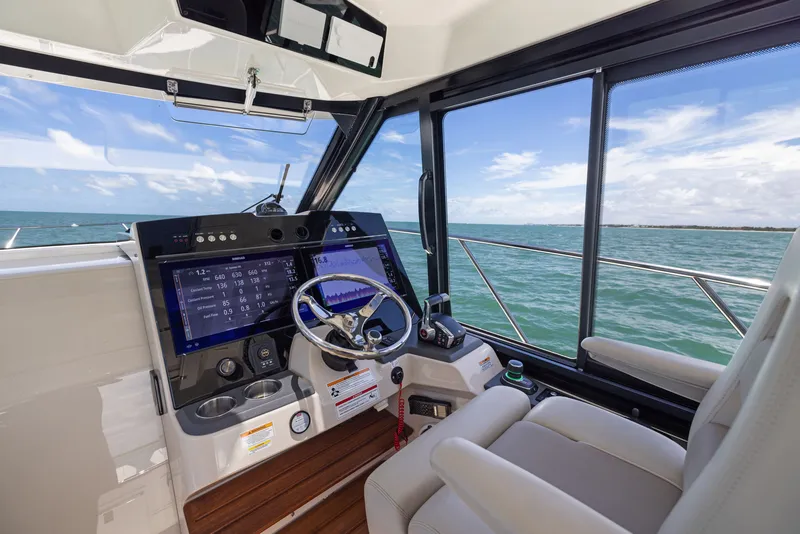 Slide: The Image of Boston Whaler 365 CONQUEST 2025 - 21