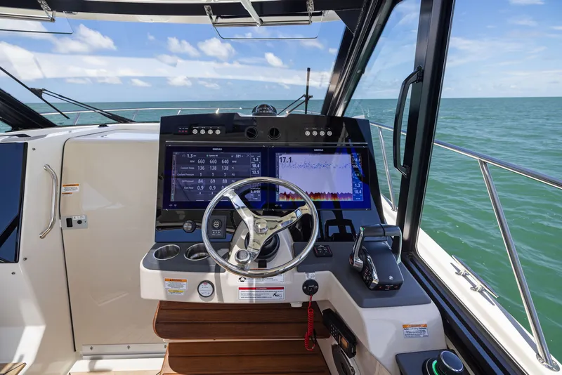 Slide: The Image of Boston Whaler 365 CONQUEST 2025 - 22