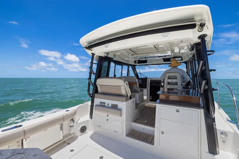 Slide: The Image of Boston Whaler 365 CONQUEST 2025 - 24
