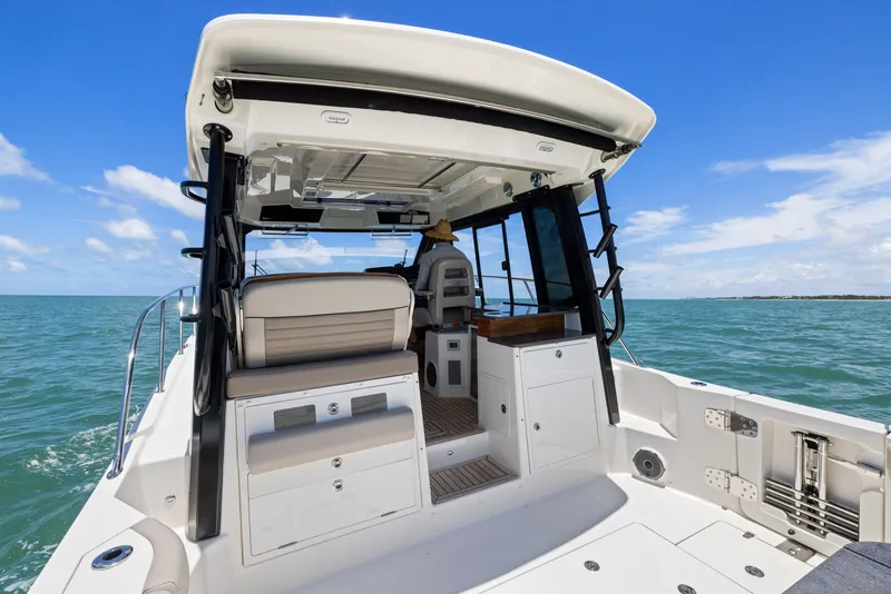 Slide: The Image of Boston Whaler 365 CONQUEST 2025 - 25