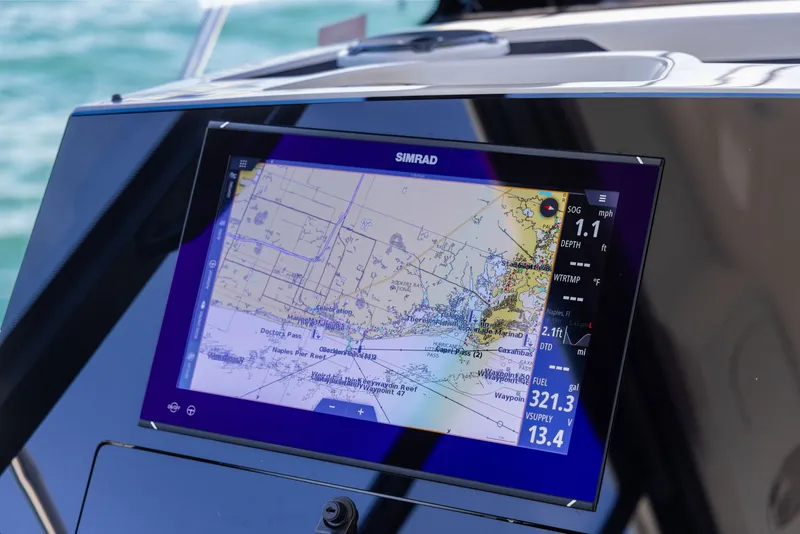 Slide: The Image of Boston Whaler 365 CONQUEST 2025 - 28