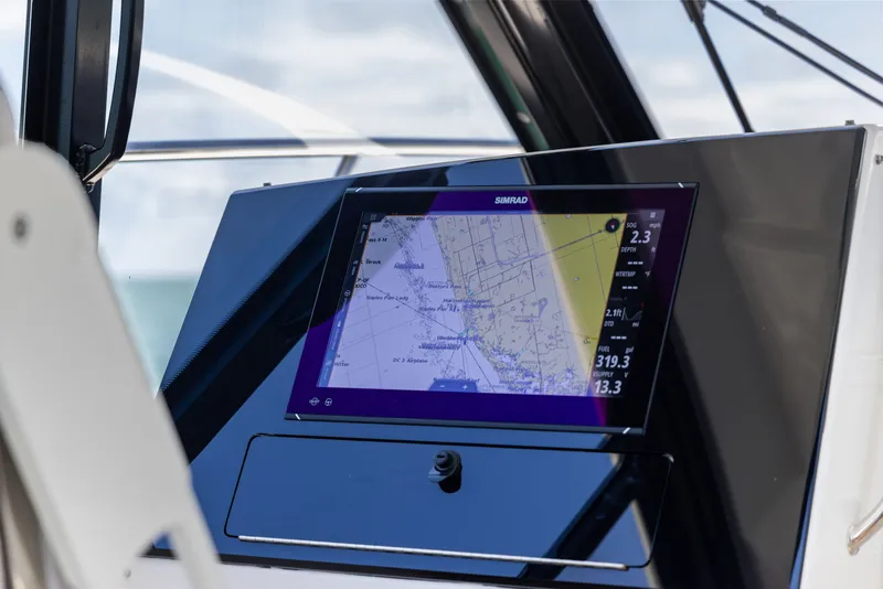 Slide: The Image of Boston Whaler 365 CONQUEST 2025 - 29