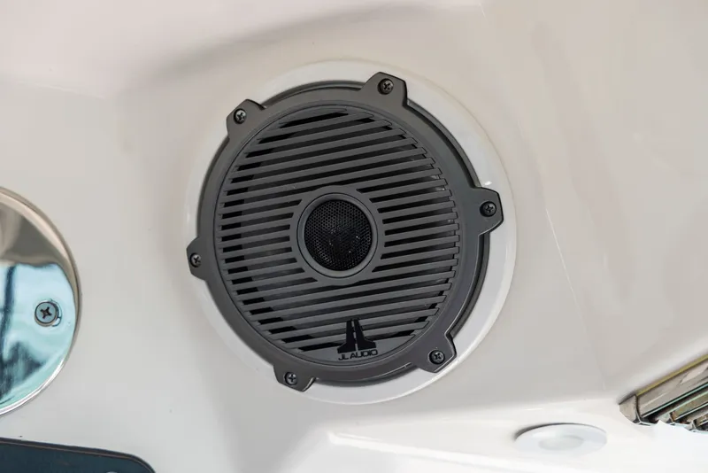 Slide: The Image of Boston Whaler 365 CONQUEST 2025 - 32