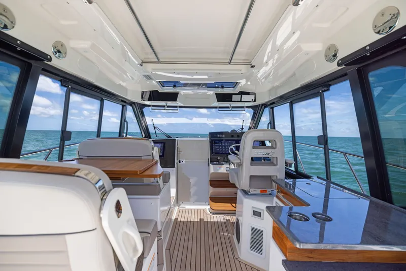Slide: The Image of Boston Whaler 365 CONQUEST 2025 - 33