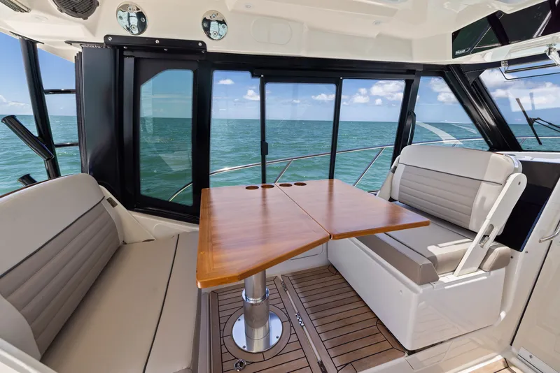 Slide: The Image of Boston Whaler 365 CONQUEST 2025 - 35