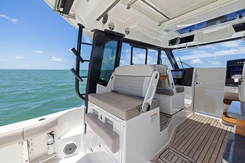 Slide: The Image of Boston Whaler 365 CONQUEST 2025 - 36