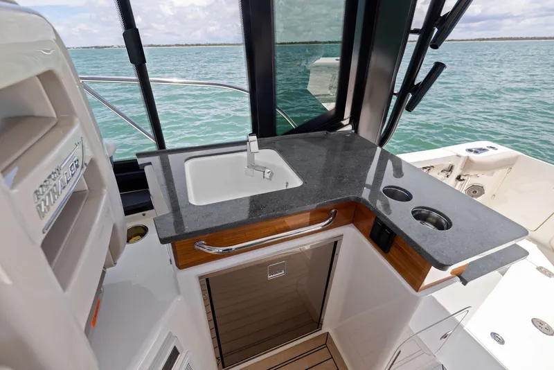 Slide: The Image of Boston Whaler 365 CONQUEST 2025 - 37