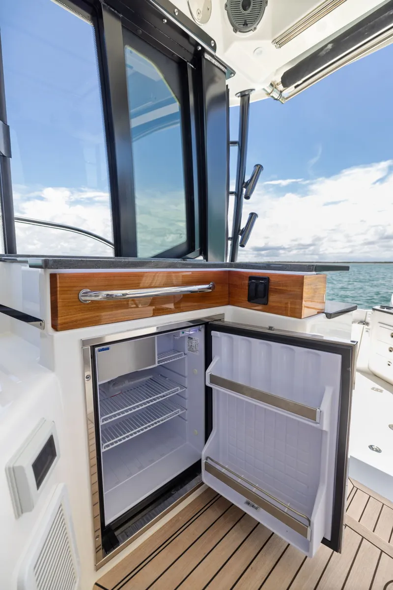 Slide: The Image of Boston Whaler 365 CONQUEST 2025 - 38