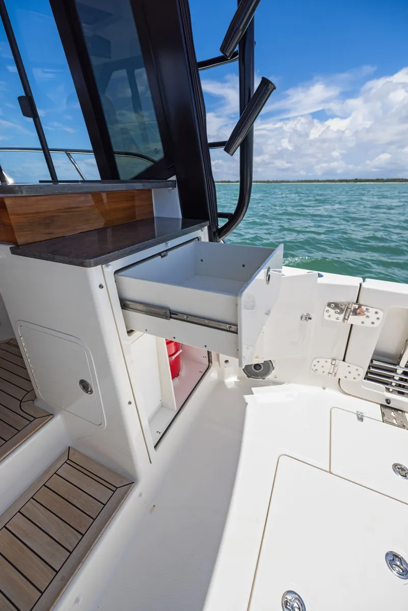 Slide: The Image of Boston Whaler 365 CONQUEST 2025 - 39
