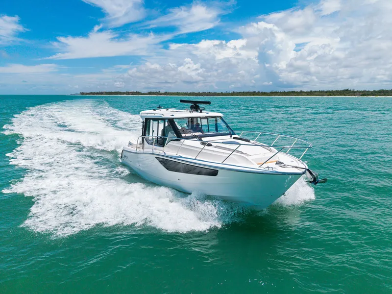Slide: The Image of Boston Whaler 365 CONQUEST 2025 - 4