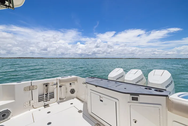 Slide: The Image of Boston Whaler 365 CONQUEST 2025 - 40