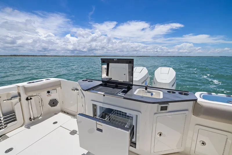 Slide: The Image of Boston Whaler 365 CONQUEST 2025 - 41