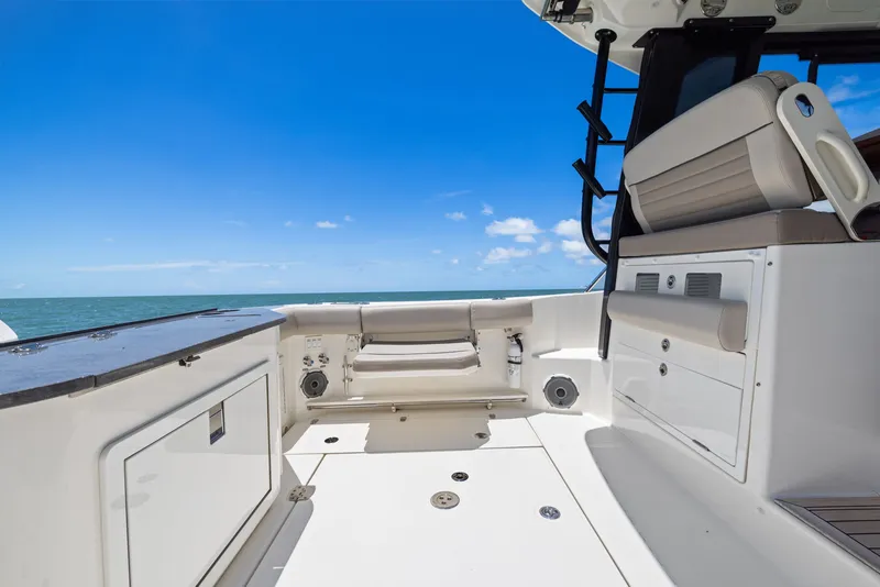 Slide: The Image of Boston Whaler 365 CONQUEST 2025 - 43
