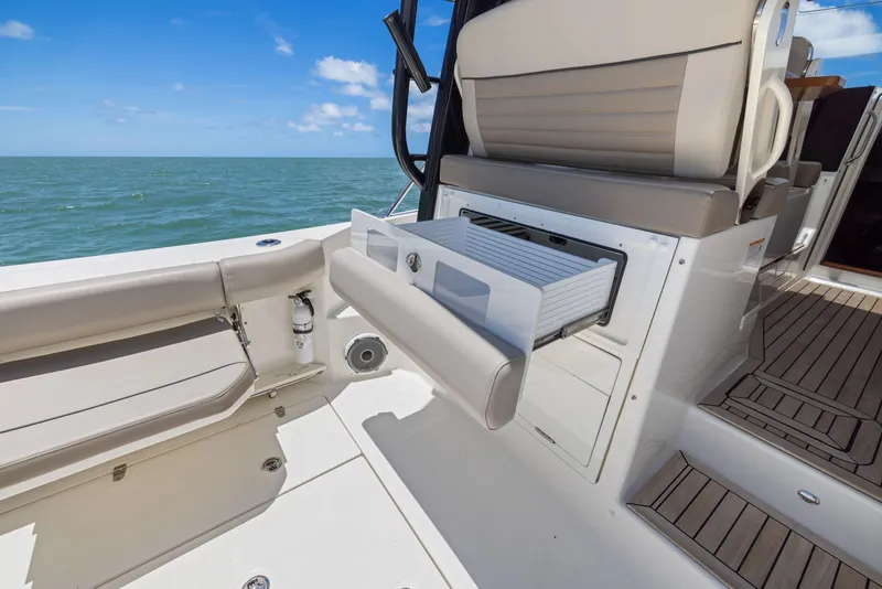 Slide: The Image of Boston Whaler 365 CONQUEST 2025 - 44