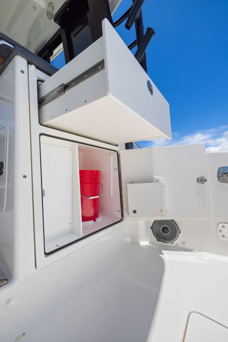 Slide: The Image of Boston Whaler 365 CONQUEST 2025 - 45