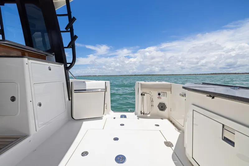 Slide: The Image of Boston Whaler 365 CONQUEST 2025 - 47