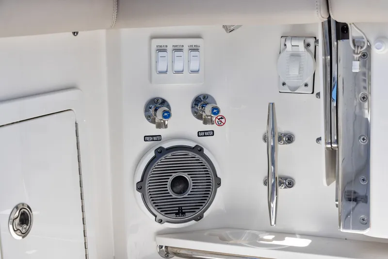 Slide: The Image of Boston Whaler 365 CONQUEST 2025 - 50