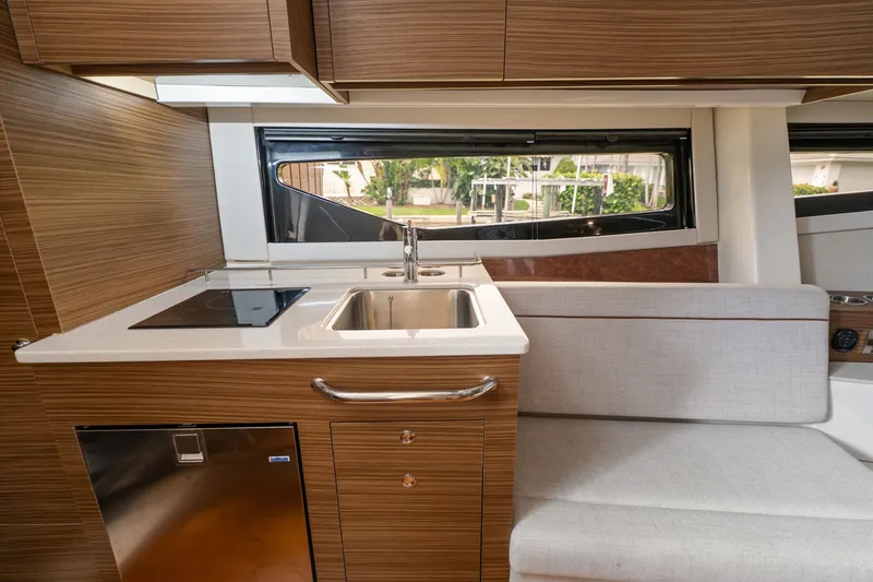 Slide: The Image of Boston Whaler 365 CONQUEST 2025 - 51