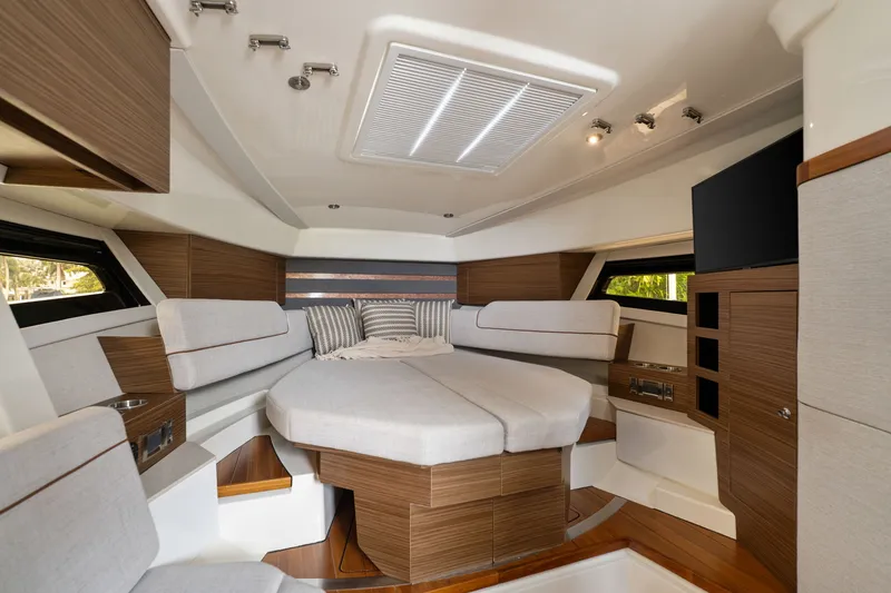Slide: The Image of Boston Whaler 365 CONQUEST 2025 - 52