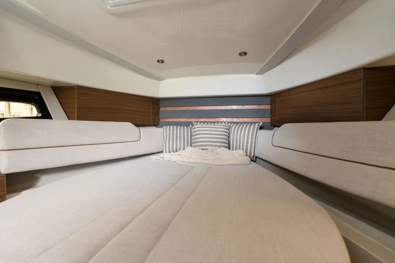 Slide: The Image of Boston Whaler 365 CONQUEST 2025 - 53