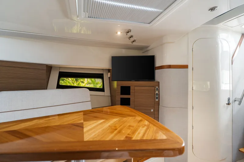 Slide: The Image of Boston Whaler 365 CONQUEST 2025 - 56