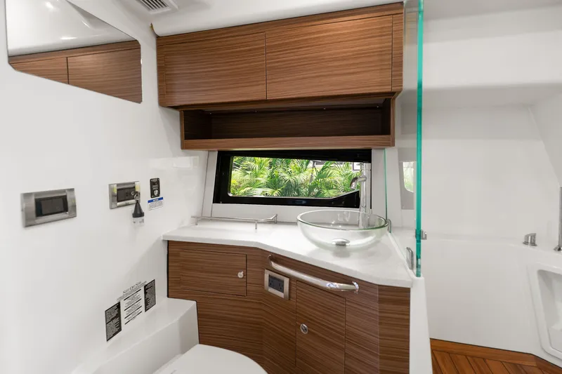 Slide: The Image of Boston Whaler 365 CONQUEST 2025 - 60
