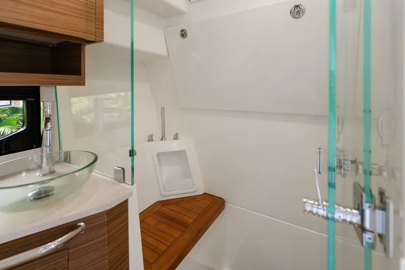 Slide: The Image of Boston Whaler 365 CONQUEST 2025 - 61