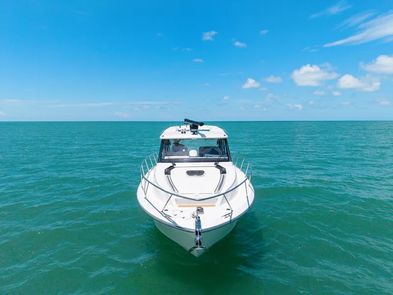 Slide: The Image of Boston Whaler 365 CONQUEST 2025 - 9