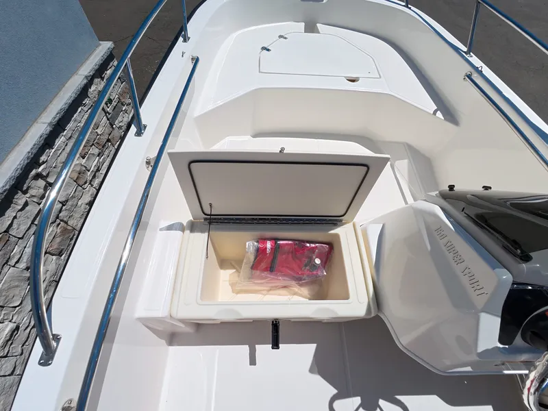Slide: The Image of Boston Whaler 160 Super Sport 2026 - 16