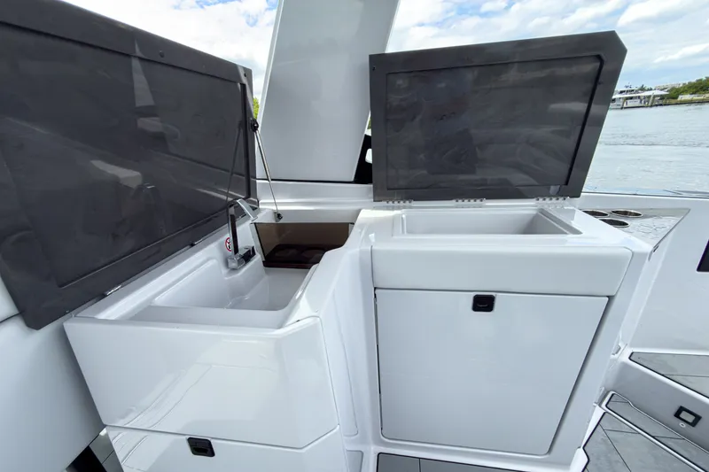 Slide: The Image of Aviara AV32 Outboard 2024 - 10