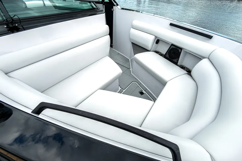 Slide: The Image of Aviara AV32 Outboard 2024 - 18