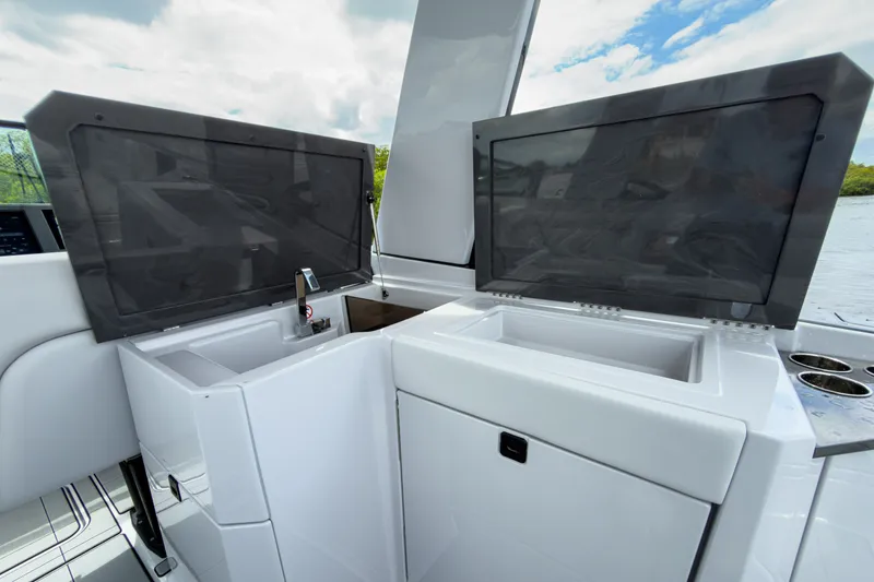 Slide: The Image of Aviara AV32 Outboard 2024 - 8