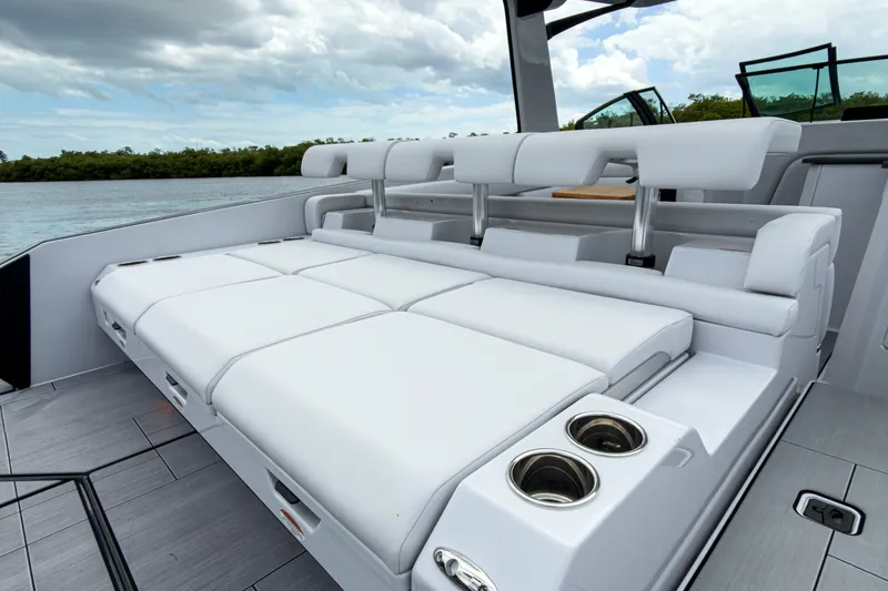 Slide: The Image of Aviara AV32 Outboard 2024 - 4