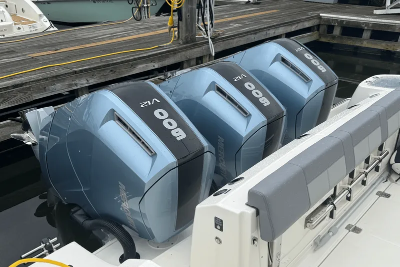 Slide: The Image of Boston Whaler 420 Outrage 2025 - 10