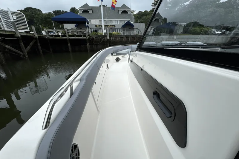 Slide: The Image of Boston Whaler 420 Outrage 2025 - 100
